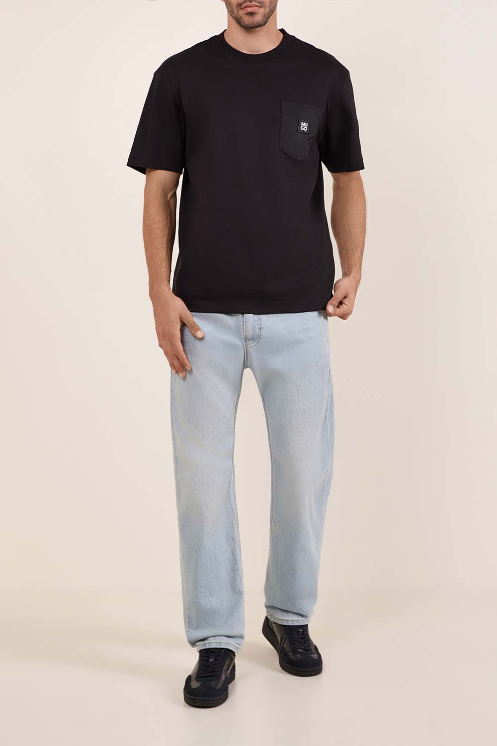 תמונת כל הלוק של חולצת טי